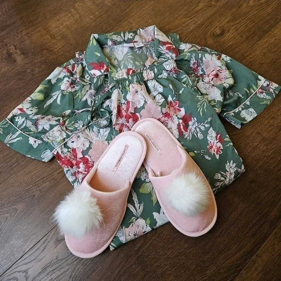 Bunny Slippers Victoria's Secret Pink Fuzzy Bunny Tail Slippers - Picture 7 of 7